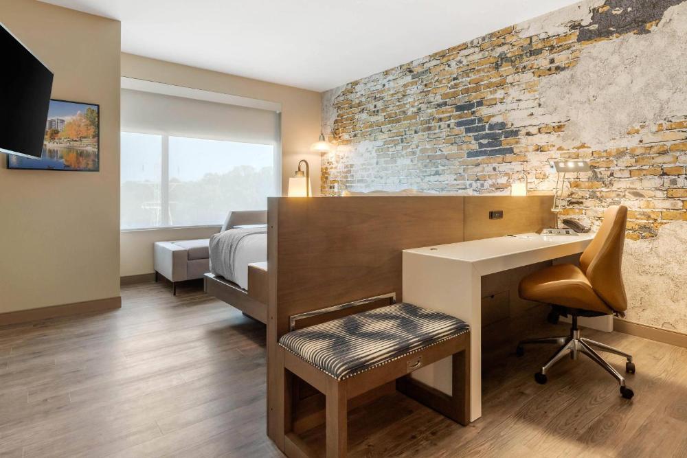 King Room - Non-Smoking interior